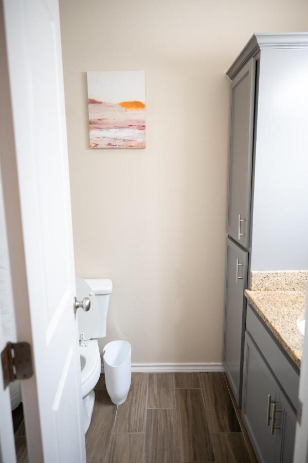 Appartamento Fabulous King Size Bed In A Gated Neighborhood! Edinburg Esterno foto